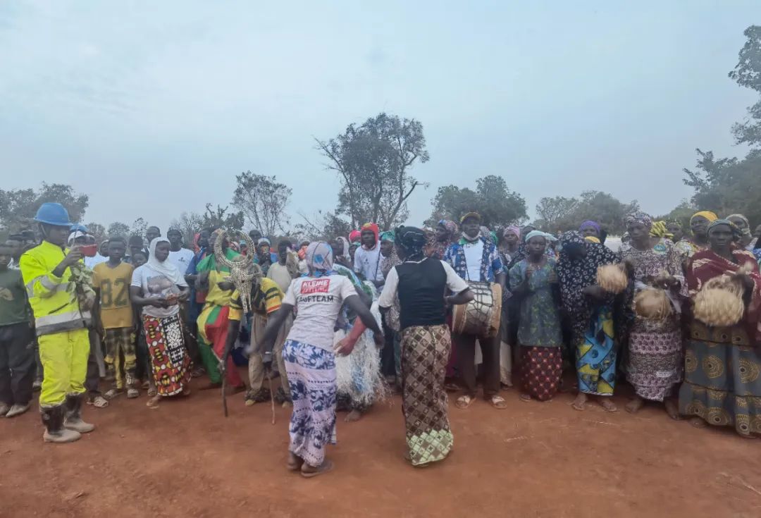 捐贈拖拉機 修建儲水壩 馬里鋰礦項目公司積極支持社區(qū)發(fā)展4.jpg