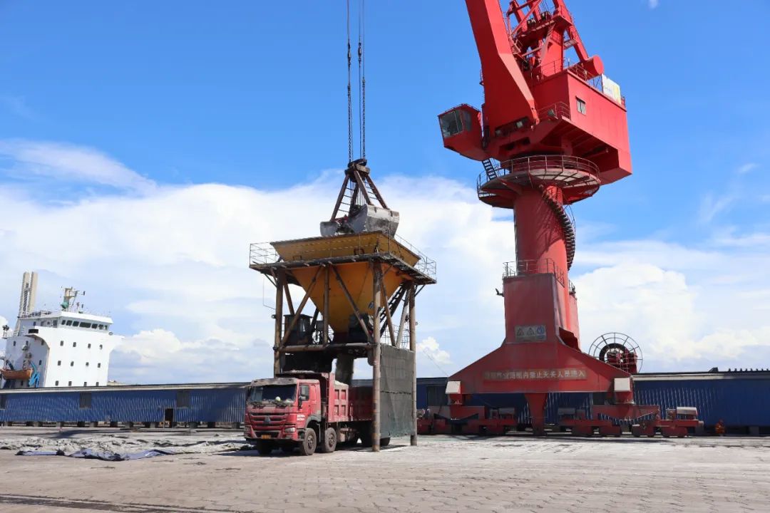鋰精礦到港 回轉(zhuǎn)窯點(diǎn)火 星之海氫氧化鋰項目建設(shè)進(jìn)入沖刺階段1.jpg