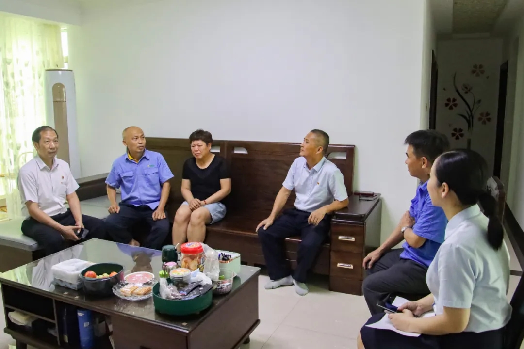 1719826910906959.jpg 海南礦業(yè)黨委開展“七一”走訪慰問活動(dòng)2.jpg