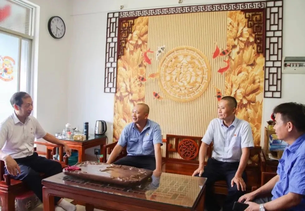 1719826959399349.jpg 海南礦業(yè)黨委開展“七一”走訪慰問活動(dòng)3.jpg