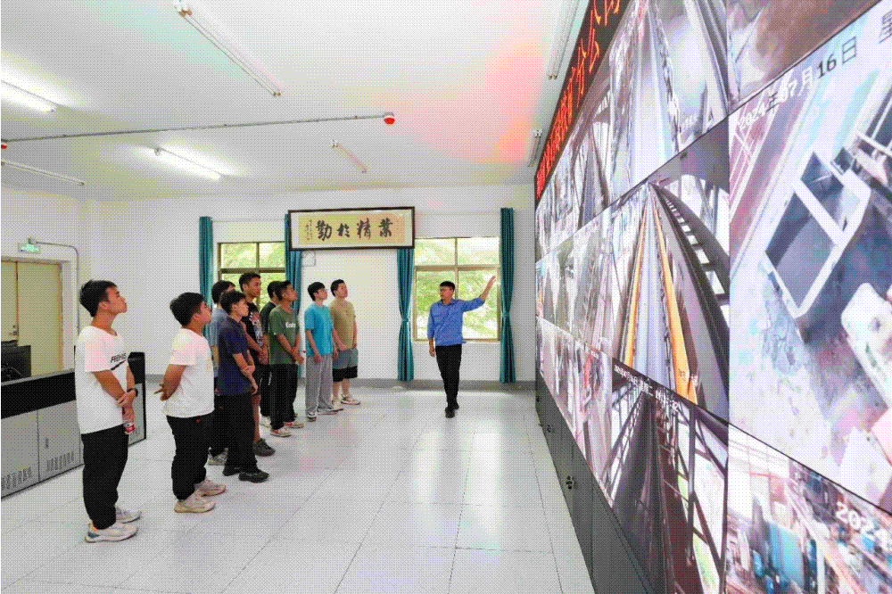 1721353379843094.gif 9名青年員工入職海南礦業(yè)石碌鐵礦分公司2_副本.gif